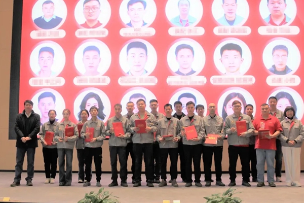 丝路匠心守初心 · 实干奋进保交付｜卓郎新疆2025年度表彰大会暨工作部署会圆满举行